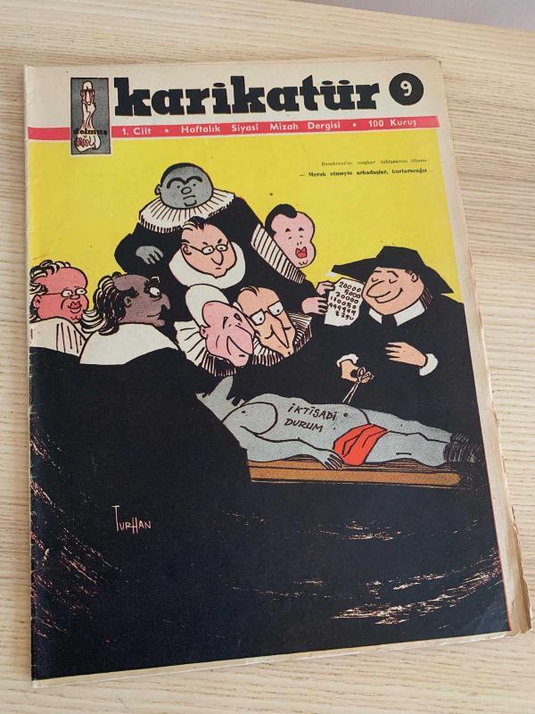 DOLMUŞ KARİKATÜR 10 ARALIK 1958 - SAYI: 9 | KAPAK: TURHAN SELÇUK | Tam Boy Zımbalı | Menderes İktisadı Durum'a Rembrandt Yorumunda