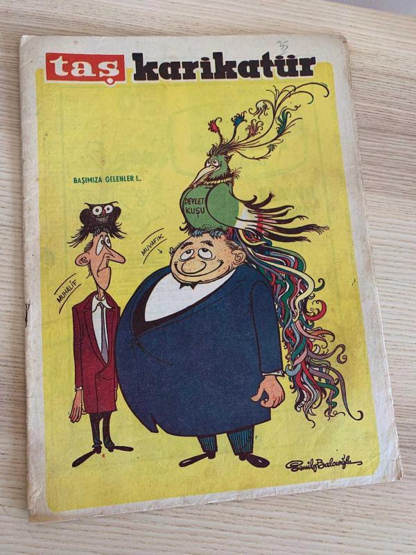 TAŞ KARİKATÜR | SAYI: 35 | KAPAK: SEMİH BALCIOĞLU | 10 HAZİRAN 1959 | DEVLET KUŞU SAPKALI Muvafık ve BAYKUŞ ŞAPKALI Muhalif Başımıza Gelenler