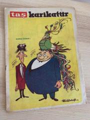 TAŞ KARİKATÜR | SAYI: 35 | KAPAK: SEMİH BALCIOĞLU | 10 HAZİRAN 1959 | DEVLET KUŞU SAPKALI Muvafık ve BAYKUŞ ŞAPKALI Muhalif Başımıza Gelenler