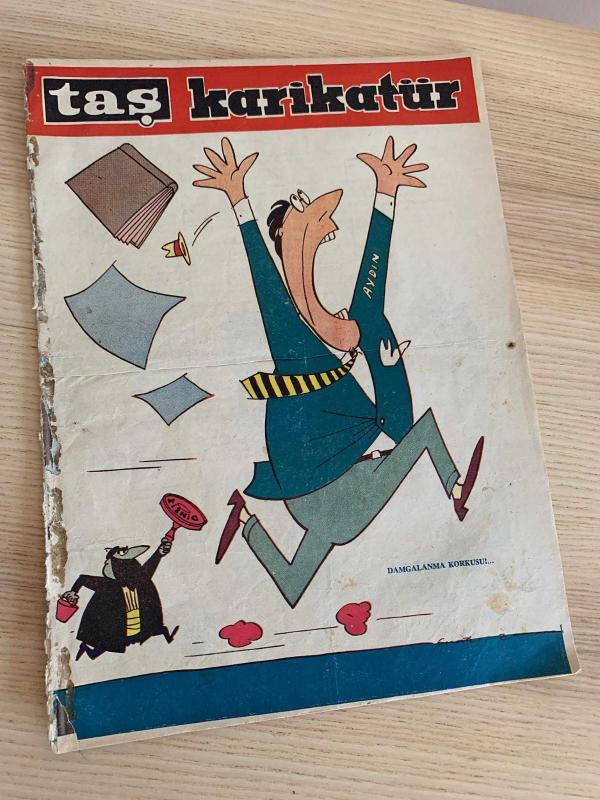 TAŞ KARİKATÜR | SAYI: 27 | KAPAK: SUAT YALAZ | 15 NİSAN 1959 | Aydınlar Dinsiz olarak Damgalanma Korkusunda