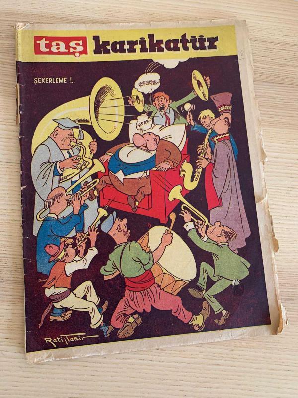 TAŞ KARİKATÜR | SAYI: 18 | KAPAK: RATİP TAHİR | 11 ŞUBAT 1959 | Siyasetçiler Sekerlemede Uyanmıyor