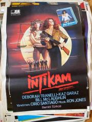 İNTİKAM - Naked Vengeance FİLMİNİN AFİŞİ OYNAYANLAR: DEBORAH TRANELLI, KAZ GARAZ, BILL McLAUGHLIN YÖNETMEN: CIRIO SANTIAGO