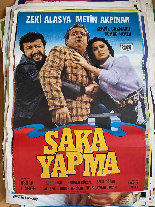ŞAKA YAPMA FİLMİNİN AFİŞİ OYNAYANLAR: ZEKİ ALASYA, METİN AKPINAR, SERPİL ÇAKMAKLI, PEMBE MUTLU YÖNETMEN: OSMAN F. SEDEN