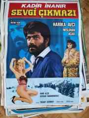 SEVGİ ÇIKMAZI FİLMİNİN AFİŞİ OYNAYANLAR: KADİR İNANIR, HARİKA AVCI, NESLİHAN ACAR