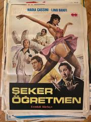 ŞEKER ÖĞRETMEN FİLMİNİN AFİŞİ OYNAYANLAR: NADIA CASSINI, LINO BANFI