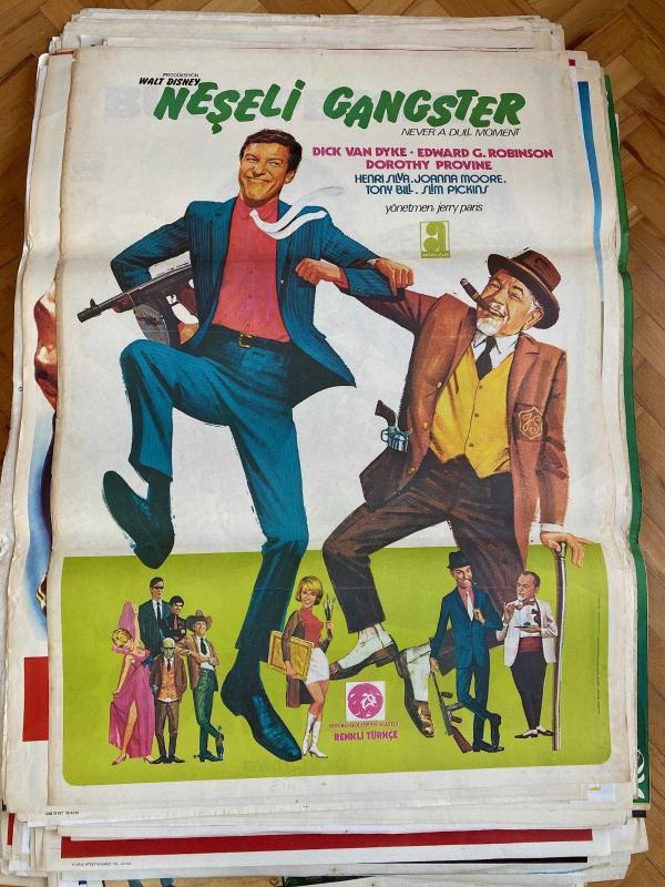 NEŞELİ GANGSTER FİLMİNİN AFİŞİ OYNAYANLAR: DICK VAN DYKE, EDWARD G. ROBINSON, DOROTHY PROVINE YÖNETMEN: JERRY PARIS