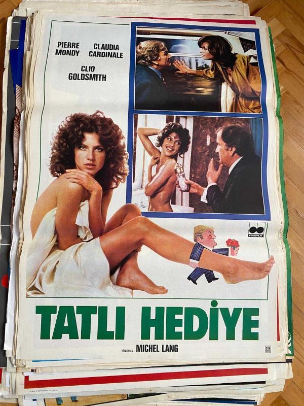 TATLI HEDİYE FİLMİNİN AFİŞİ OYNAYANLAR: PIERRE MONDY, CLAUDIA CARDINALE, CLIO GOLDSMITH YÖNETMEN: MICHEL LANG