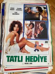 TATLI HEDİYE FİLMİNİN AFİŞİ OYNAYANLAR: PIERRE MONDY, CLAUDIA CARDINALE, CLIO GOLDSMITH YÖNETMEN: MICHEL LANG