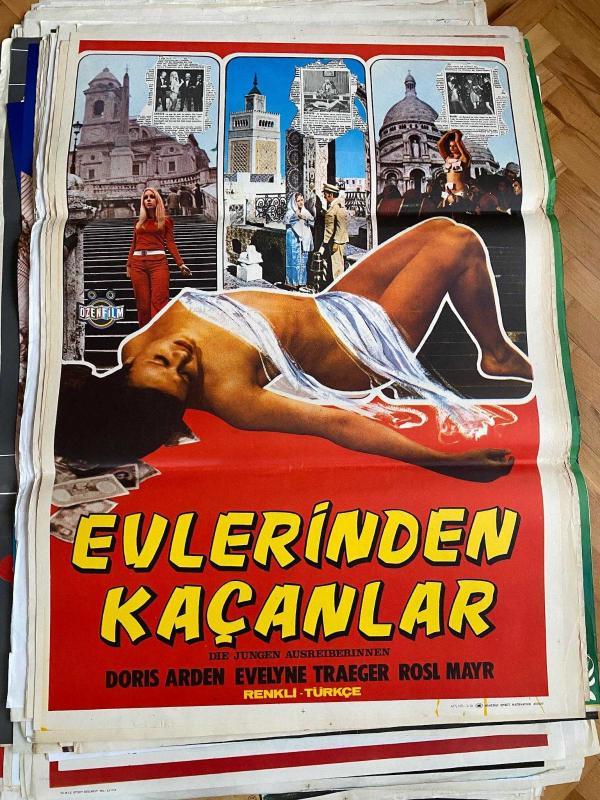 EVLERİNDEN KAÇANLAR FİLMİNİN AFİŞİ OYNAYANLAR: DORIS ARDEN, EVELYNE TRAEGER, ROSL MAYR YÖNETMEN: WALTER BOOS