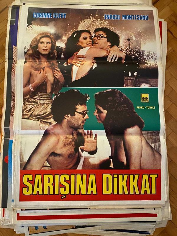 SARIŞINA DİKKAT FİLMİNİN AFİŞİ OYNAYANLAR: CORINNE CLERY, ENRICO MONTESANO