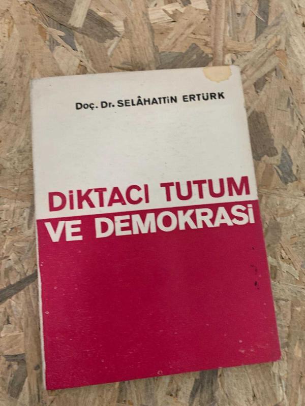 DİKTACI TUTUM VE DEMOKRASİ 1969 - İMZALI İTHAFLI
