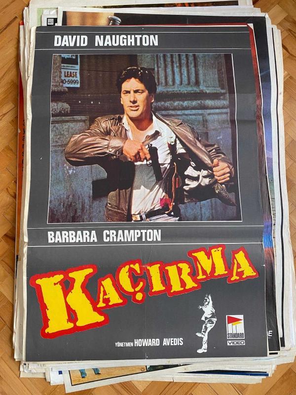 KAÇIRMA FİLMİNİN AFİŞİ OYNAYANLAR: DAVID NAUGHTON, BARBARA CRAMPTON YÖNETMEN: HOWARD AVEDIS