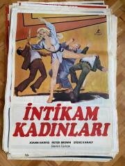İNTİKAM KADINLARI FİLMİNİN AFİŞİ OYUNCULAR: JOANN HARRIS, PETER BROWN, STEVE KANALY