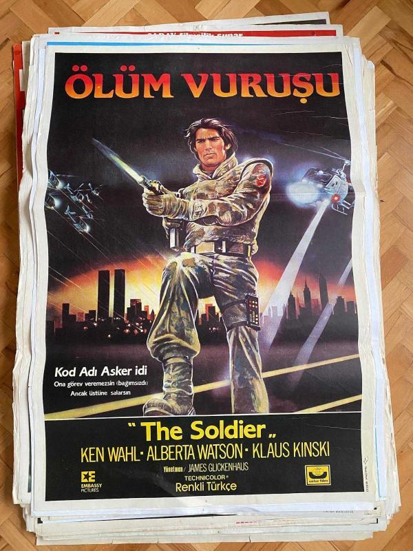 ÖLÜM VURUŞU FİLMİNİN AFİŞİ OYNAYANLAR: KEN WAHL, ALBERTA WATSON, KLAUS KINSKI YÖNETMEN: JAMES GLICKENHAUS