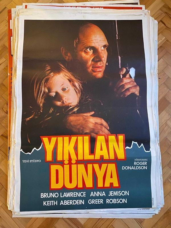 YIKILAN DÜNYA FİLMİNİN AFİŞİ OYNAYANLAR: BRUNO LAWRENCE, ANNA JEMISON, KEITH ABERDEIN, GREER ROBSON YÖNETMEN: ROGER DONALDSON
