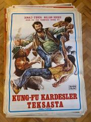 KUNG-FU KARDEŞLER TEKSASTA FİLMİNİN AFİŞİ OYNAYANLAR: DONALD O'BRIAN, WILLIAM BERGER, JASON PAI, KAO THOMPSON, WINNIE PEI