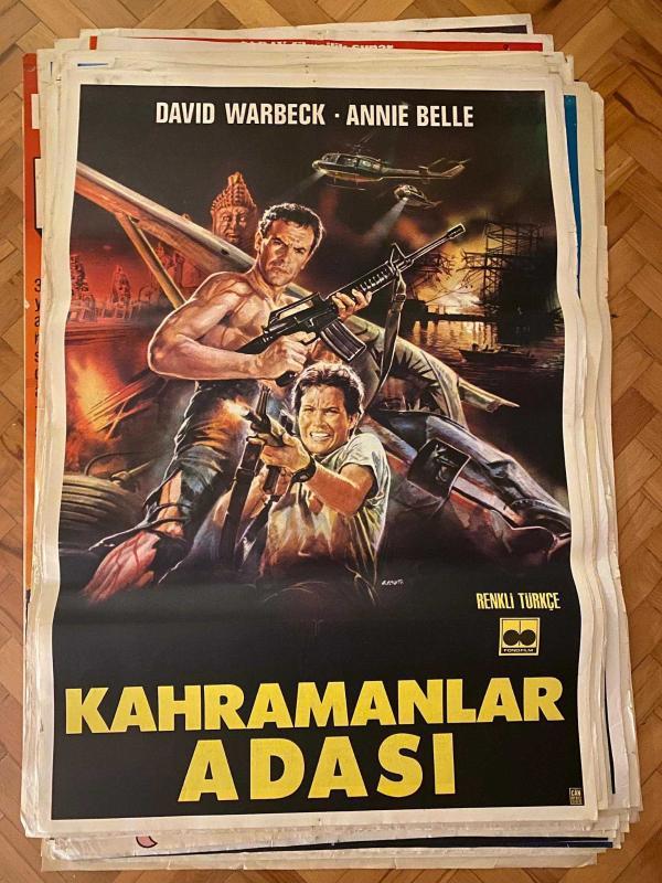 KAHRAMANLAR ADASI FİLMİNİN AFİŞİ OYNAYANLAR:DAVID WARBECK, ANNIE BELLE YÖNETMEN: ANTONIO MARGHERITI