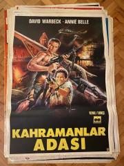 KAHRAMANLAR ADASI FİLMİNİN AFİŞİ OYNAYANLAR:DAVID WARBECK, ANNIE BELLE YÖNETMEN: ANTONIO MARGHERITI