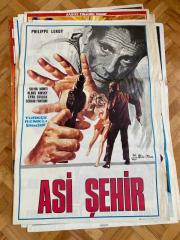 ASİ ŞEHİR FİLMİNİN AFİŞİ OYNAYANLAR: PHILIPPE LEROY, SILVIA MONTI, KLAUS KINSKY, CYRIL CUSACK