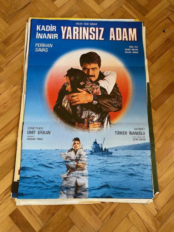 YARINSIZ ADAM FİLMİNİN AFİŞİ OYNAYANLAR: KADİR İNANIR, PERİHAN SAVAŞ