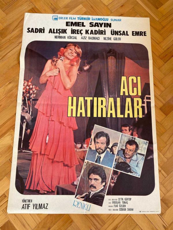 ACI HATIRALAR FİLMİNİN AFİŞİ OYNAYANLAR: EMEL SAYIN, SADRİ ALIŞIK, İREÇ KADİRİ, ÜNSAL EMRE YÖNETMEN: ATIF YILMAZ