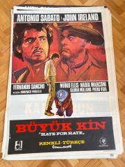 BÜYÜK KİN FİLMİNİN AFİŞİ OYNAYANLAR: ANTNIO SABATO, JOHN IRELAND, FERNANDO SANCHO, MIRKO ELLIS, NADIA MARCONI YÖNETMEN: DOMENICO PAOLELLA
