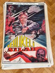 TEHLİKELİ SİLAH FİLMİNİN AFİŞİ OYNAYANLAR: KIM MILFORD, CHERYL SMITH, GIANNI RUSSO, RODY McDOWALL, KEENAN WYNN YÖNETMEN: MICHAEL RAE