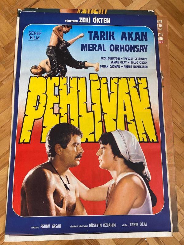 PEHLİVAN FİLMİNİN AFİŞİ OYNAYANLAR: TARIK AKAN, MERAL ORHONSAY, EROL GÜNAYDIN, YAMAN OKAY YÖNETMEN: ZEKİ ÖKTEN