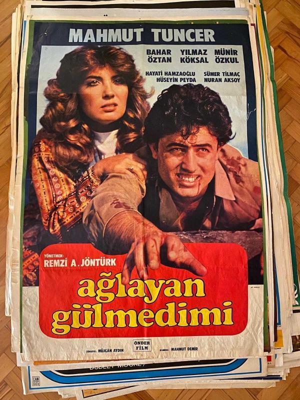 AĞLAYAN GÜLMEDİMİ FİLMİNİN AFİŞİ OYNAYANLAR: MAHMUT TUNCER, BAHAR ÖZTAN, YILMAZ KÖKSAL, MÜNİR ÖZKUL