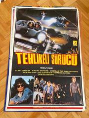 TEHLİKELİ SÜRÜCÜ FİLMİNİN AFİŞİ OYNAYANLAR: HARRY HAMLIN, JOSEPH BOTTOMS, DEBORAH VAN VALKENBURGH, RICHARD COX YÖNETMEN: NOEL NOSSECK