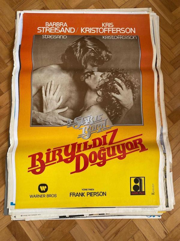 BİR YILDIZ DOĞUYOR FİLMİNİN AFİŞİ OYNAYANLAR: BARBRA STREISAND, KRIS KRISTOFFERSON YÖNETMEN: FRANK PIERSON