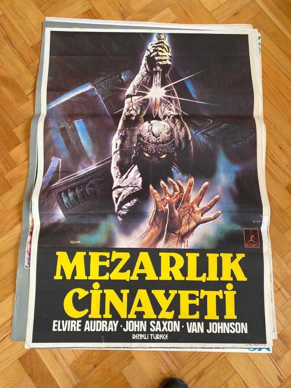 MEZARLIK CİNAYETİ FİLMİNİN AFİŞİ OYNAYANLAR: ELVIRE AUDRAY, JOHN SAXON, VAN JOHNSON