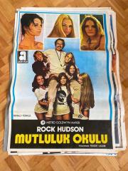 MUTLULUK OKULU FİLMİNİN AFİŞİ OYNAYANLAR: ROCK HUDSON YÖNETMEN: ROGER VADIM