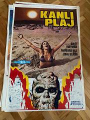 KANLI PLAJ FİLMİNİN AFİŞİ OYNAYANLAR: DAVIT HUFFMAN, MARIANA HILL, JOHN SAXON