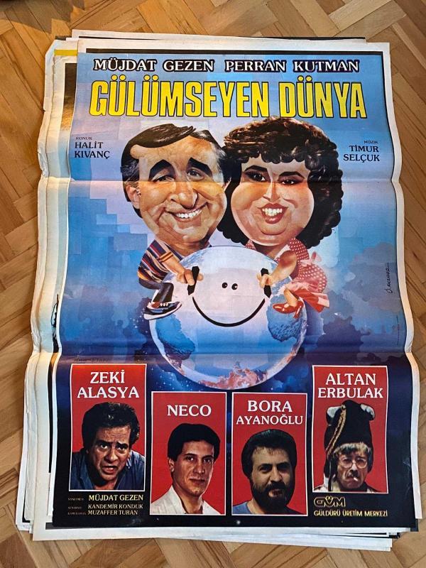GÜLÜMSEYEN DÜNYA -MÜJDAT GEZEN PERRAN KUTMAN NECO ZEKİ ALASYA ALTAN ERBULAK FİLM AFİŞİ