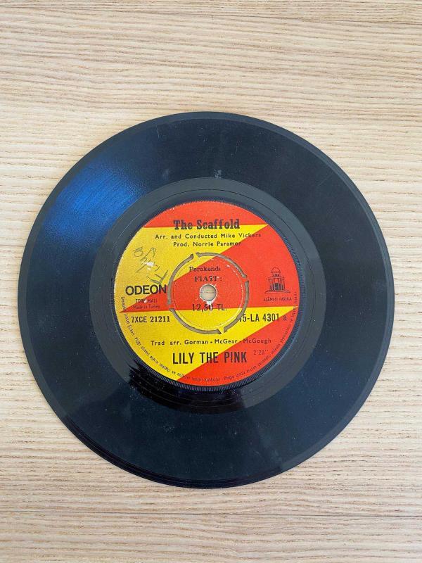 The Scaffold - Lily The Pink / Buttons Of Your Mind | Odeon 45-LA 4301 | Turkiye Bask | Rock