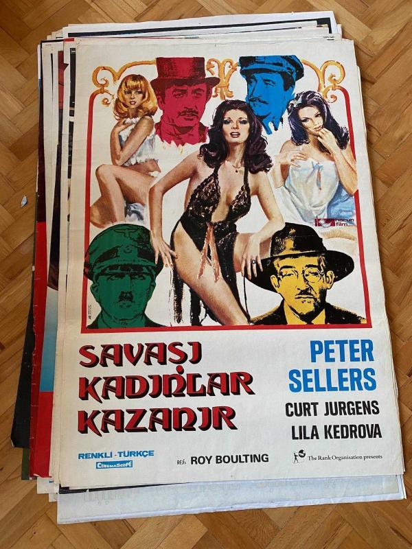 SAVAŞI KADINLAR KAZANIR FİLMİNİN AFİŞİ OYNAYANLAR: PETER SELLERS, CURT JURGENS, LILA KEDROVA YÖNETMEN: ROY BOULTING