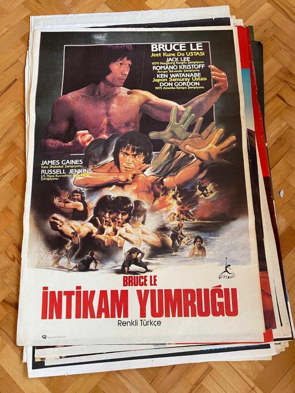 İNTİKAM YUMRUĞU FİLMİNİN AFİŞİ OYNAYANLAR: BRUCE LE, JACK LEE, ROMANO KRISTOFF, KEN WATANABE, DON GORDON