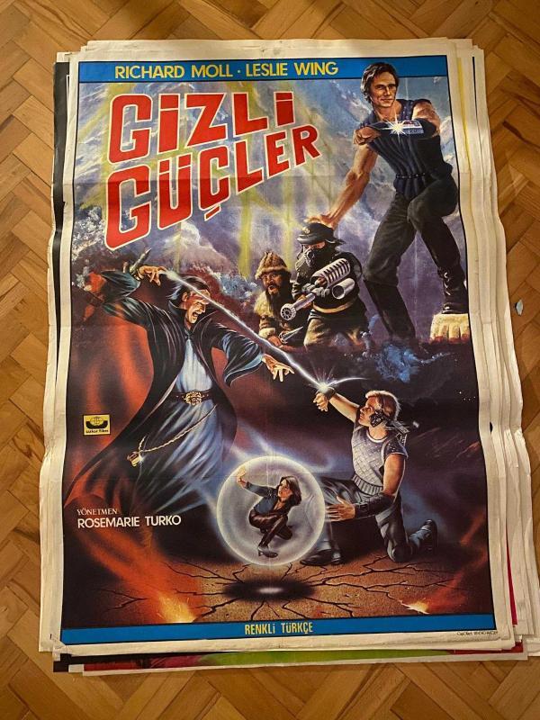 GİZLİ GÜÇLER ÇİZİM FİLM AFİŞİ OYNAYANLAR: RICHARD MOLL, LESLIE WING YÖNETMEN: ROSEMARIE TURKO