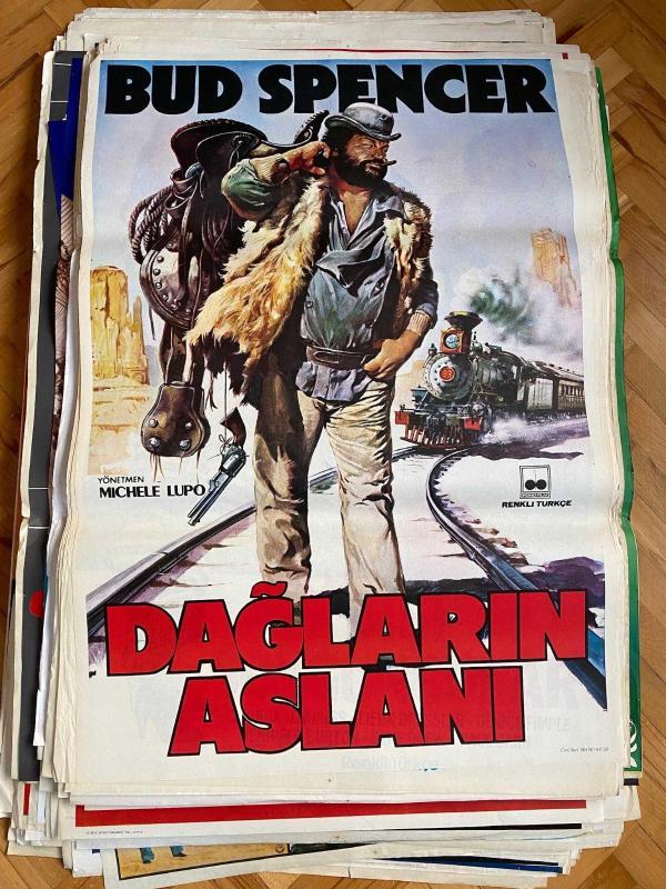 DAĞLARIN ASLANI FİLMİNİN AFİŞİ OYNAYANLAR: BUD SPENCER YÖNETMEN: MICHELE LUPO