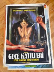 GECE KATİLLERİ FİLMİNİN AFİŞİ OYNAYANLAR: JACLYN SMITH, ROBERT MITCHUM, SYBIL DANNING, MIKE CONNORS