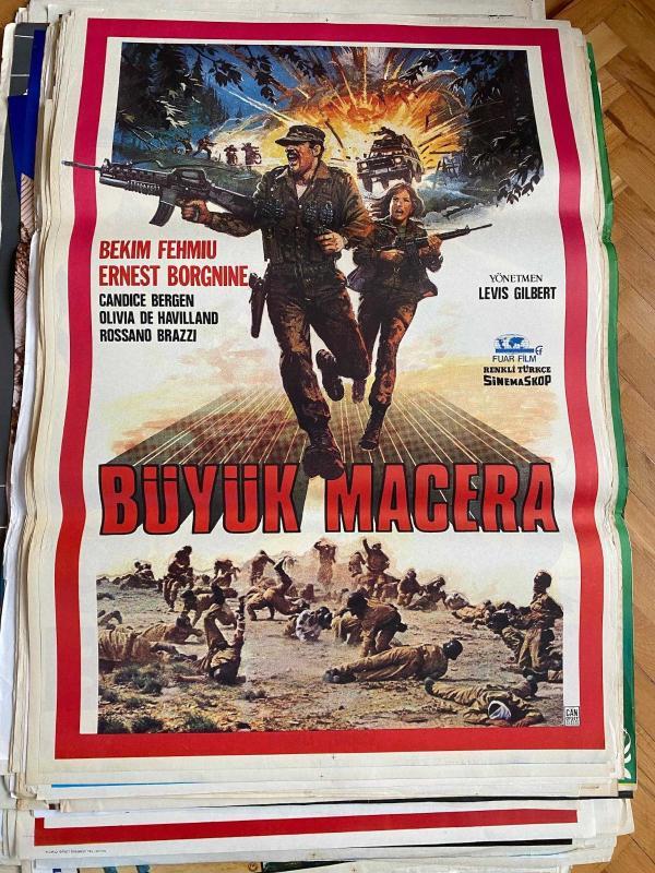 BÜYÜK MACERA FİLMİNİN AFİŞİ OYNAYANLAR: BEKIM FEHMIU, ERNEST BORGNINE, CANDICE BERGEN, OLIVIA DE HAVILLAND, ROSSANO BRAZZI Yönetmen LEWIS GILBERT