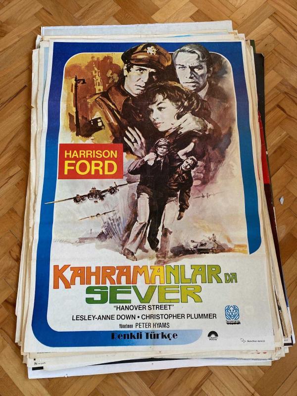 KAHRAMANLAR DA SEVER - HANOVER STREET FİLMİNİN AFİŞİ OYUNCULAR: HARRISON FORD, LESLEY-ANNE DOWN, CHRISTOPHER PLUMMER YÖNETMEN: PETER HYAMS