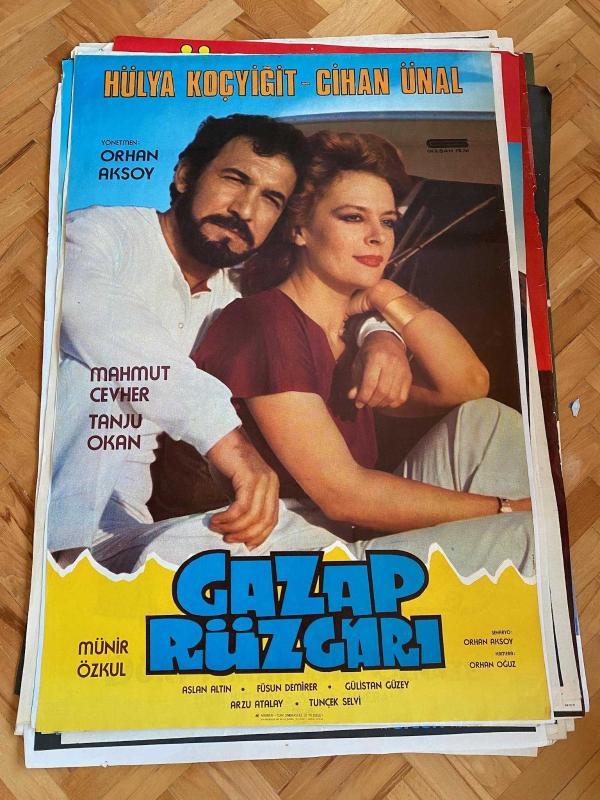 GAZAP RÜZGARI FİLMİNİN AFİŞİ OYNAYANLAR: HÜLYA KOÇYİĞİT,CİHAN ÜNAL