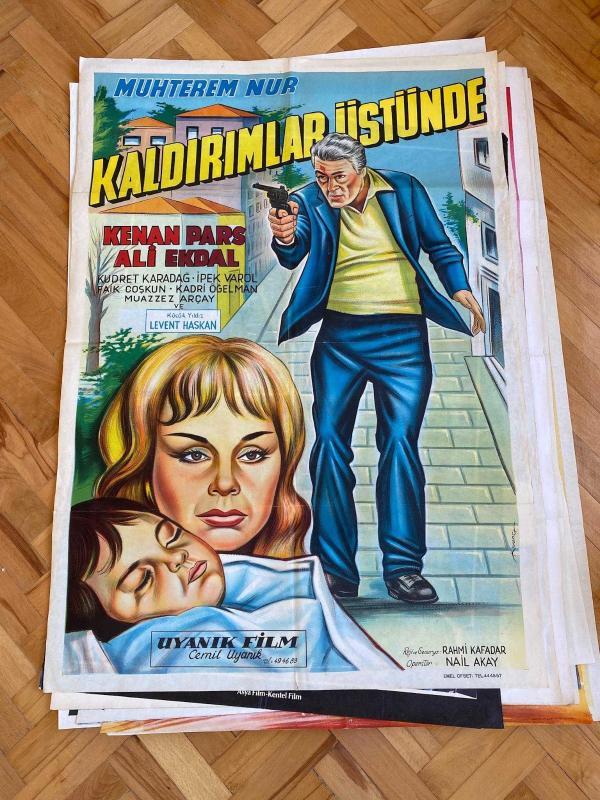 KALDIRIMLAR ÜSTÜNDE FİLMİNİN ÇİZİM AFİŞİ OYNAYANLAR: MUHTEREM NUR, KENAN PARS, ALİ EKDAL