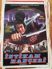 İNTİKAM HANÇERİ FİLMİNİN AFİŞİ OYNAYANLAR: HIROSI FUJIOKA, JANET JULIAN, JOHN CALVIN