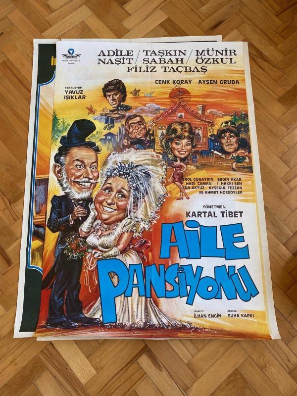 AİLE PANSİYONU FİLM AFİŞİ Adile Naşit, Münir Özkul, Taşkın Sabah, Filiz Taçbaş - Kartal Tibet